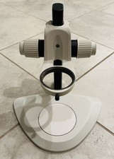 Supporto per microscopio stereo Leica
