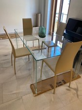 Tavolo di cristallo moderno mai usato e sedie in pelle color avorio