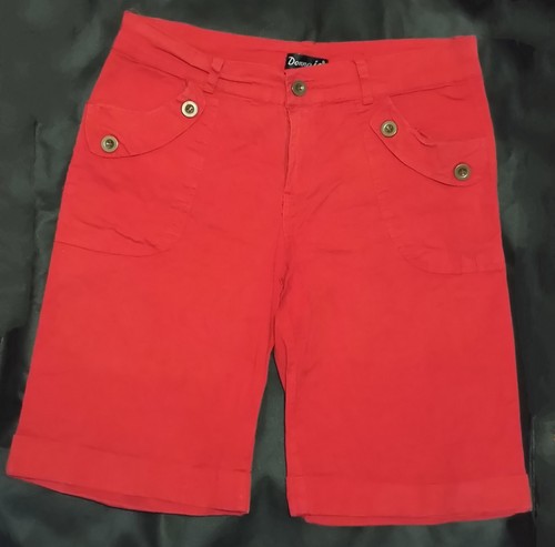 Pantaloni rossi corti