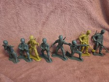 8 soldatini in plastica XL