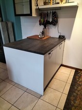 penisola cucina in legno robusto color bianco, top color lavagna 