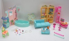 Lotto Casa di Barbie con Alcuni Accessori (Vasca, Divano, Armadi...) Composiz...