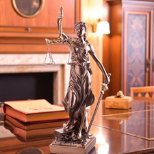 Magnifica Themis con bilancia