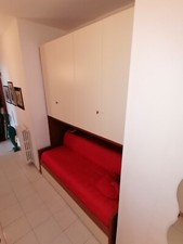 Cameretta a incasso, con letto, cassettoni e due armadi. Prezzo da concordare