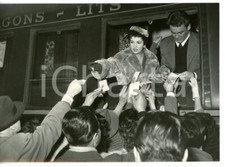 1955 ROMA Gina LOLLOBRIGIDA e Roberto RISSO firmano autografi dal treno *Foto