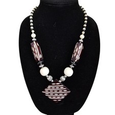Collana di perline intagliate tribali vintage metà secolo ciondolo panna marrone