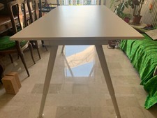 Scrivania in legno bianco come nuova