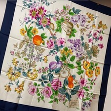 Sciarpa di seta grande Gucci usata motivo floreale floreale botanica...