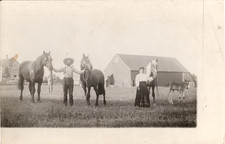 Cartolina Rio Creek Wisconsin c1910 RPPC Uomo Donna in Fattoria Cavalli Puledro Fienile Cabina