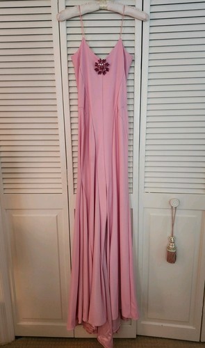 Elegante abito rosa petali