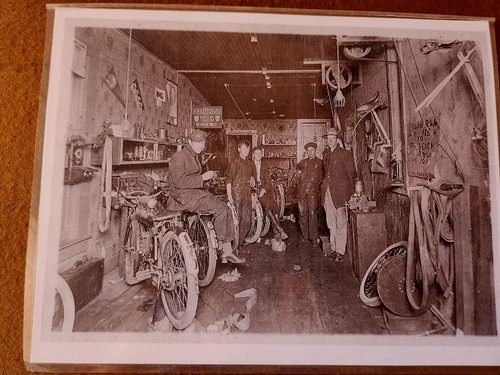 Antico negozio moto - di,
