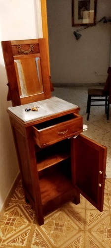 Comodino alto antico - alto, con