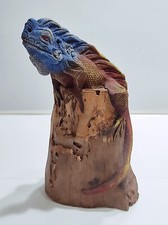 Scultura iguana in legno intagliato colorato Arte etnica tropicale su tronco