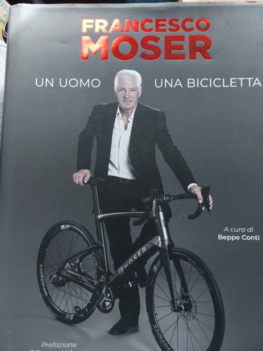 Moser uomo una bicicletta - un,