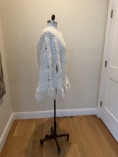 Poncho bianco all'uncinetto