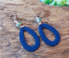 Orecchini estivi in polyrattan blu notte e perline brillantinate multicolor