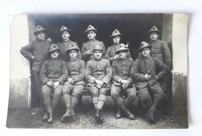 CARTOLINA CON FOTOGRAFIA GRUPPO DI SOLDATI SCRITTA MA NON VIAGGIATA