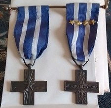 Doppia Medaglia Merito Di Guerra Con Asta In Ottone. Ottime Condizioni