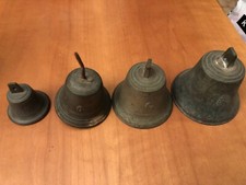 4 CAMPANE PICCOLE IN BRONZO MOLTO ANTICHE CON CREPE