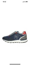 blauer sneakers