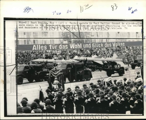 1974 press photo people view - press,