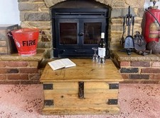 Vecchia cassapanca antica in pino, baule portaoggetti vintage in legno, scatola coperta, tavolino.