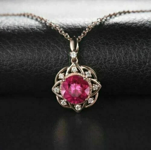 Collana con ciondolo rubino