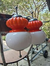 Applique anni '70. con boccia di vetro bianco. Parte alta arancione lavorata