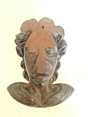Antico volto scolpito