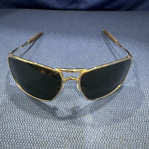 Oakley detenuto oro lucido