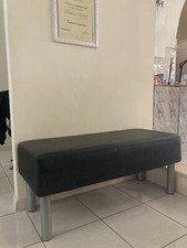 Divanetto in ecopelle.