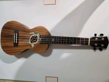 Ukulele da concerto in legno