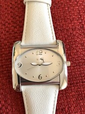 Orologio da donna elegante con cassa in acciaio e cinturino in pelle.