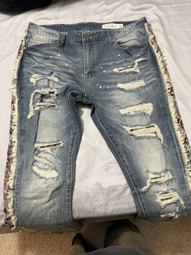 Jeans impilati invecchiati con