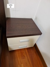 Due comodini moderni con struttura chiara e piano in legno scuro