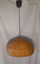 Lampada a sospensione costituita da paralume in struttura metallica e rattan ann