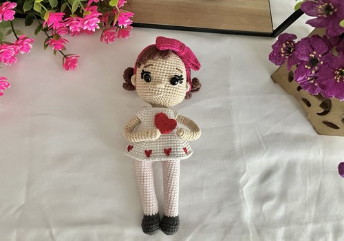 Bambola amigurumi fatta - bambola, mano
