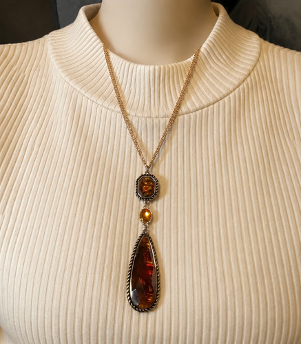 Collana lunga con ciondolo