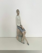 Statuetta in Porcellana - Figura femminile seduta Lladro