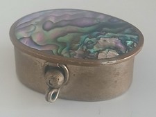 Raffinato portapillole in madreperla. Eleganza vintage, classe senza tempo 