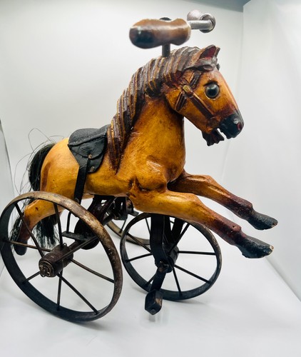 Antico giocattolo cavallo