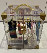 RAINBOW HIGH DELUXE - ARMADIO PORTATILE CON VESTITI E ACCESSORI