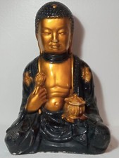 Antica statua in gesso di Buddha della medicina seduto in padmasana