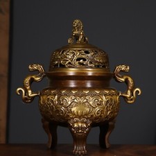 Antica stufa a treppiede in