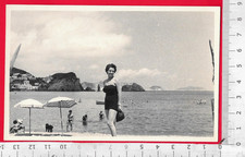 RAGAZZA - DONNA IN COSTUME AL MARE  - FOTOCARTOLINA