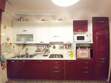 Cucina con elettrodomestici forno, lavastovigle e frigo congelatore 