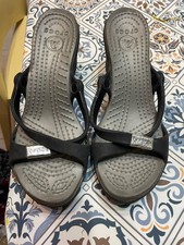 Sandali Crocs con tacco 
