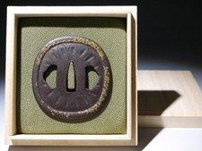 Spada tsuba originale Higo Jingo School Chrysanthemum Design Tsuba Edo antica