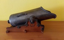 Porta bottiglia vino in legno e peltro a forma di cannone