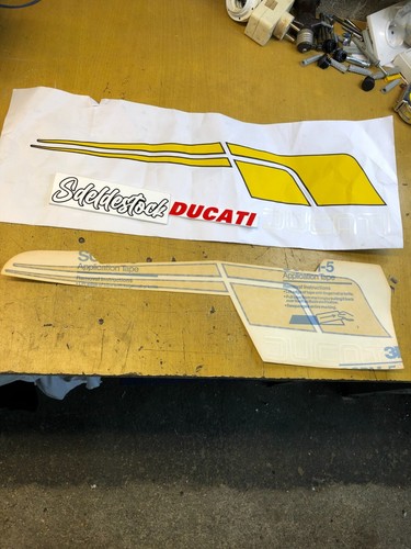 Autocollant coté droit - coté,